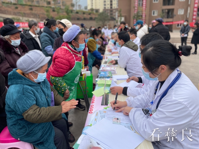 彝良县卫健局在发界安置点开展“我为群众办实事”大型义诊活动4.jpg