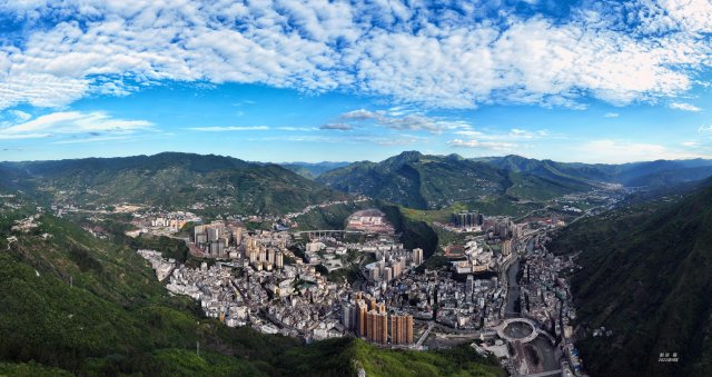 彝良县城全景.jpg