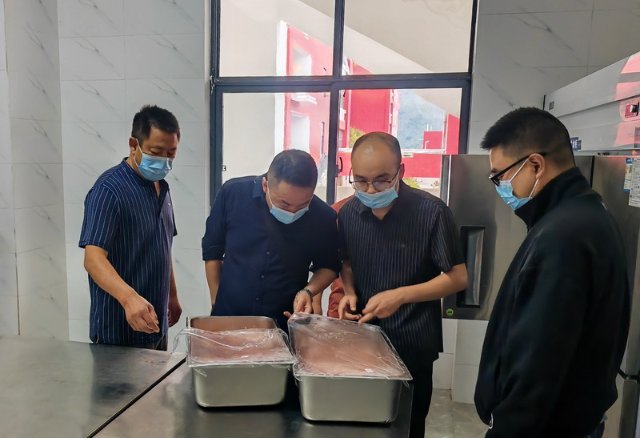 学校食堂.jpg