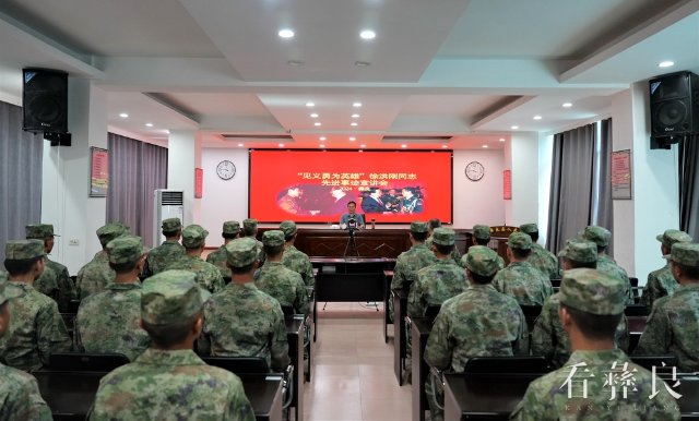 见义勇为英雄徐洪刚为新兵宣讲先进事迹3.JPG