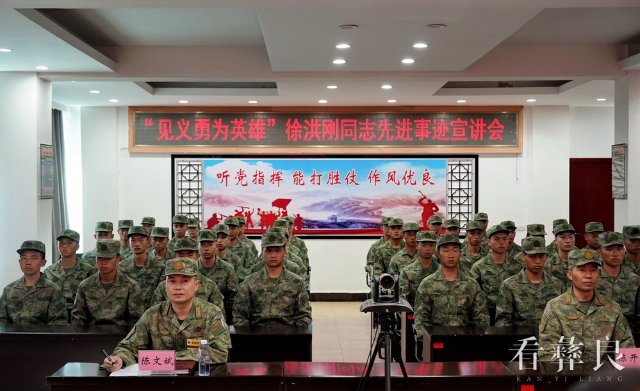见义勇为英雄徐洪刚为新兵宣讲先进事迹5.JPG