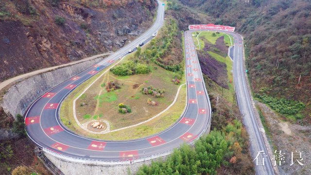 彝良：G352县城至小草坝段变身文旅路