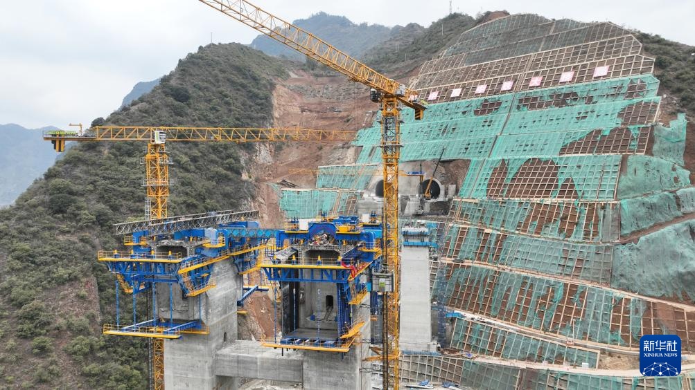 “虹鹰1号”亮相渝昆高铁建设现场