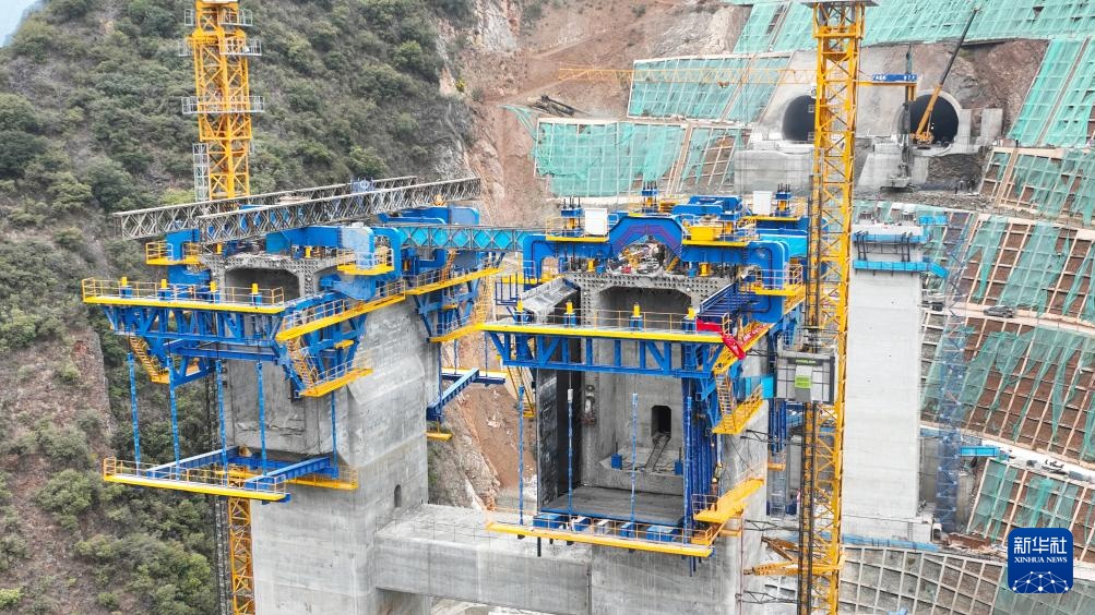 “虹鹰1号”亮相渝昆高铁建设现场