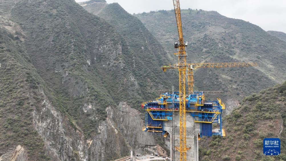 “虹鹰1号”亮相渝昆高铁建设现场