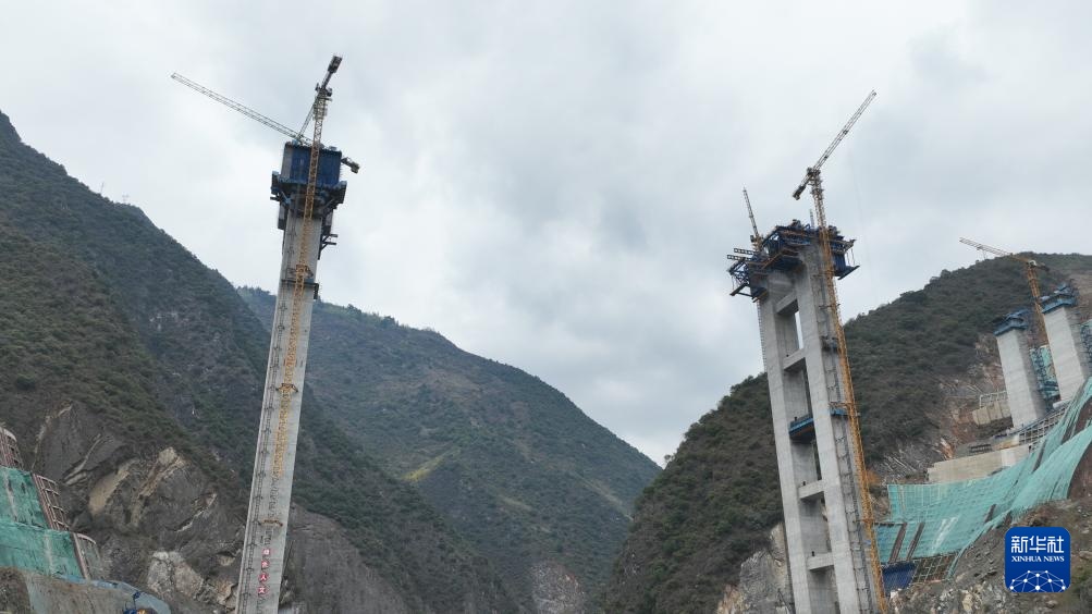 “虹鹰1号”亮相渝昆高铁建设现场