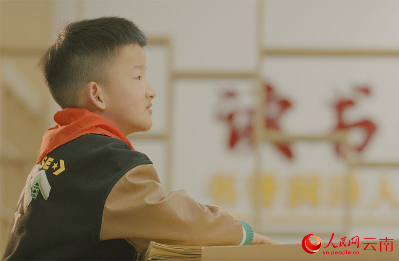 在校园的“书香角”，视障儿童在阅读盲文书籍。人民网记者 庄志斌摄