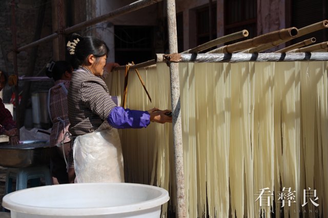 彝良县洛汪乡：红薯粉条变身致富“金条条” 助力乡村振兴