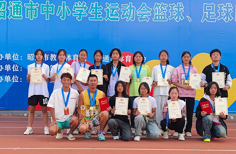 吕绍山（前排左二）带领学生斩获佳绩。受访者供图