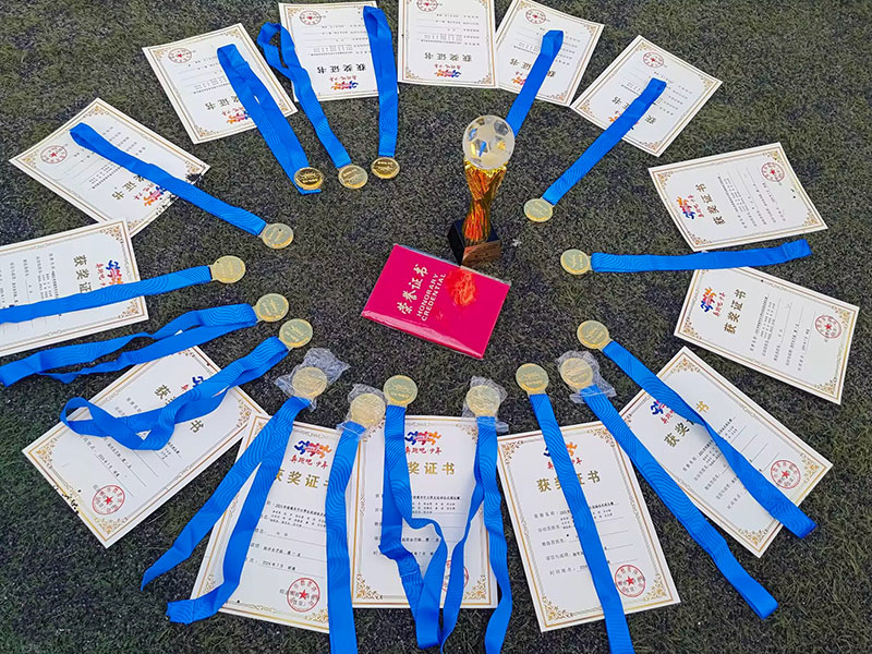 吕绍山带领学生在比赛中斩获佳绩。-受访者供图