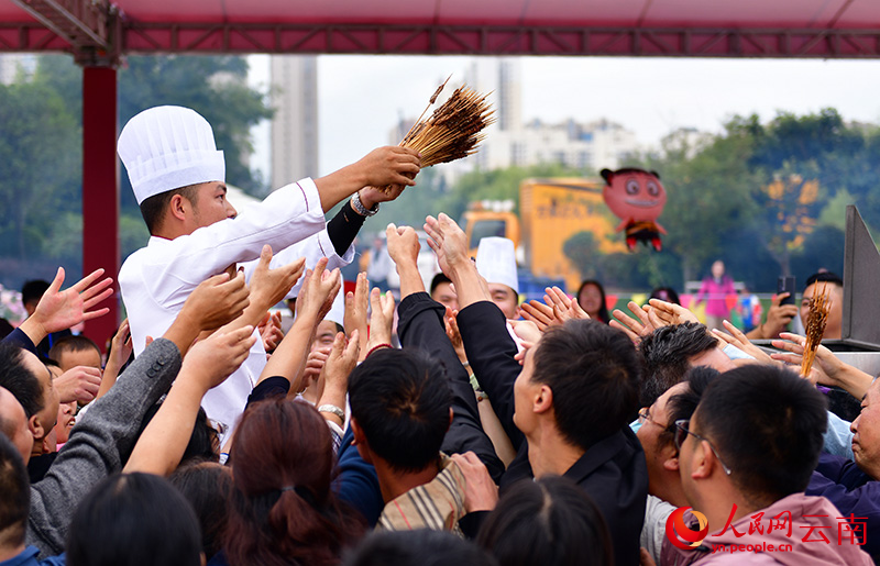 昭通小肉串在美食推介会上深受市民喜爱。 赵连杰摄