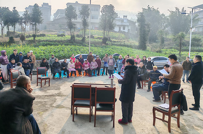 昭通市盐津县滩头乡滩头村召开群众会修订村规民约（曾汶希-摄）