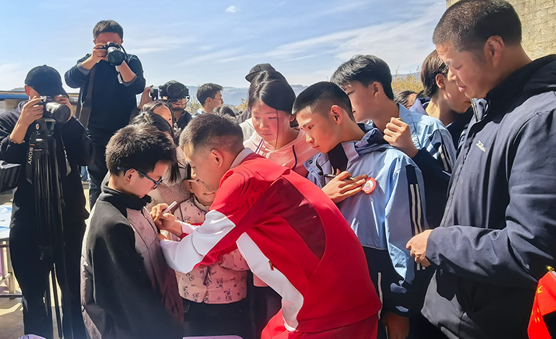 媒体记者在蔡佳云家采访。