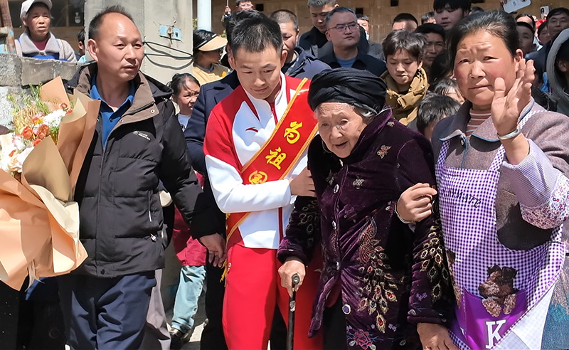 蔡佳云搀扶着88岁的外婆回家。