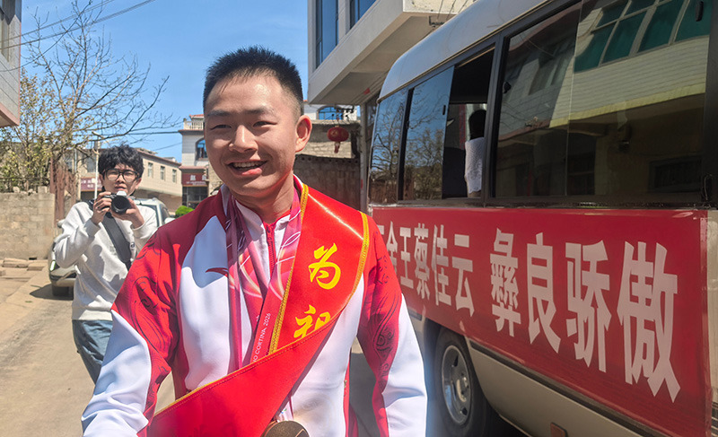 蔡佳云乘坐中巴车，回到家乡。